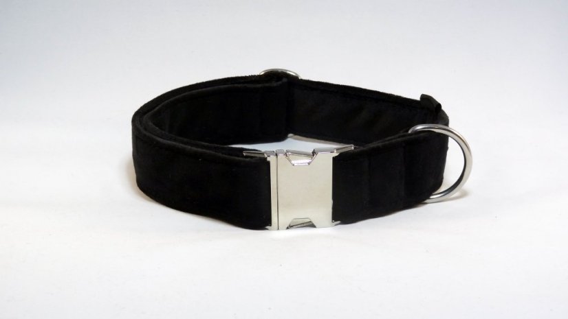 Černý sametový obojek se sponou